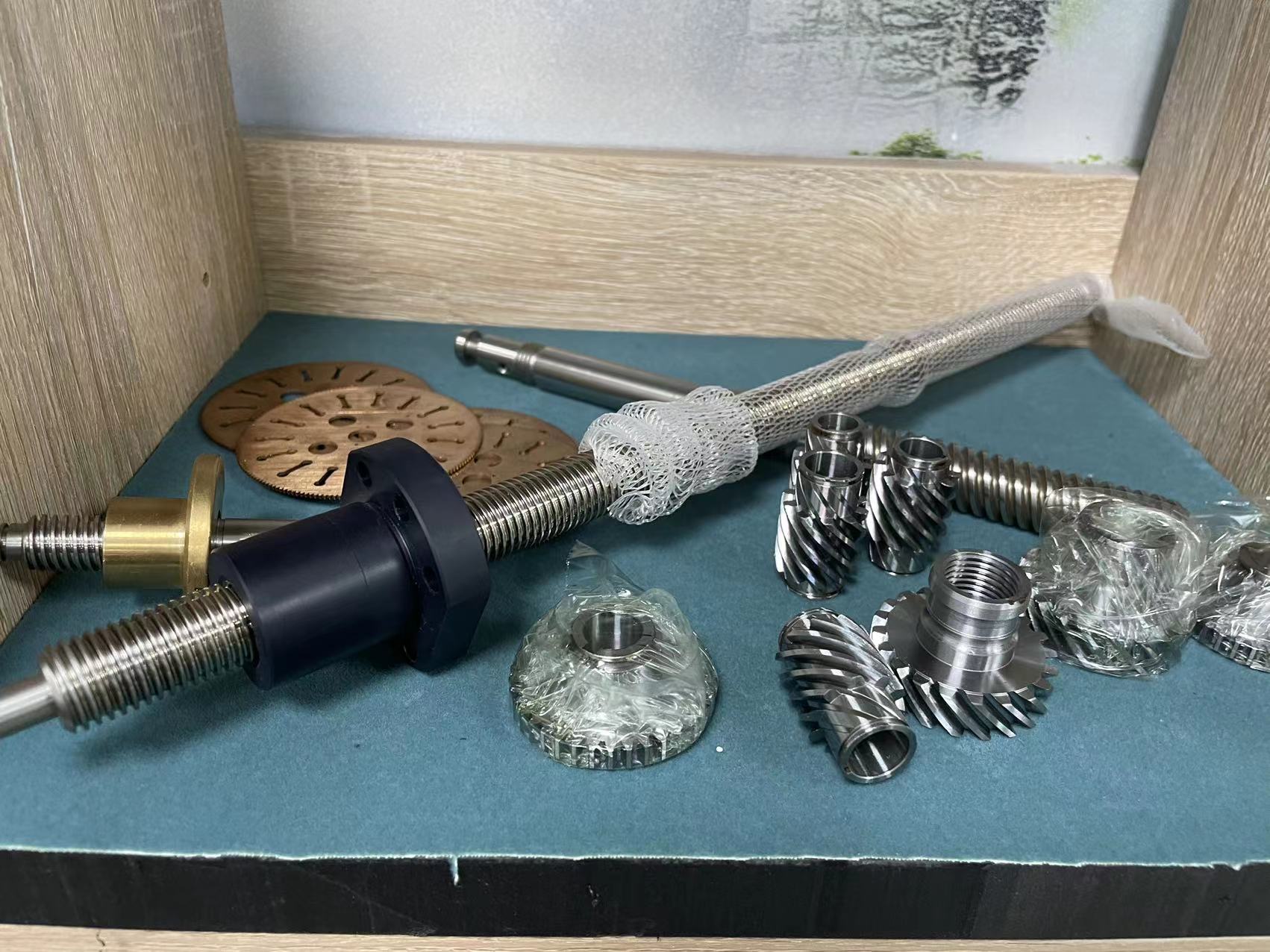 Gear and shaft - Image 3